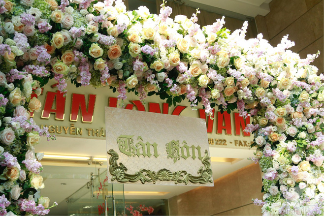 Cô dâu Diệp Lâm Anh và chú rể thiếu gia trao nhau nụ hôn đắm đuối trong lễ đón dâu Cô dâu Diệp Lâm Anh và chú rể thiếu gia trao nhau nụ hôn đắm đuối trong lễ đón dâu